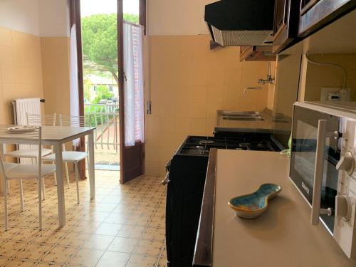 A kitchen or kitchenette at Lella appartamenti con parcheggio