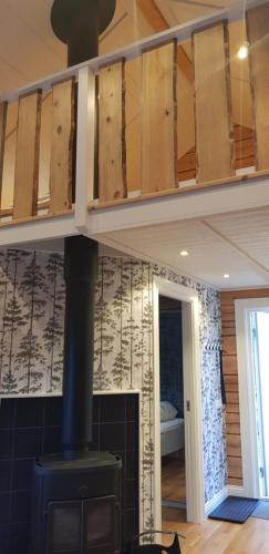 een keuken met een houtkachel in een kamer bij Ammeråns Fiskecamp in Hammarstrand