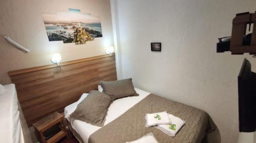 una camera con due letti di Rio Deal Guest House a Rio de Janeiro