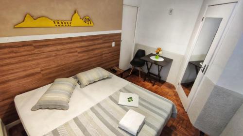 Habitación pequeña con cama y mesa en Rio Deal Guest House, en Río de Janeiro