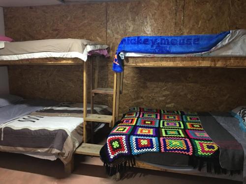 a room with two bunk beds and a blanket at La casa del nenufar in Oaxaca City