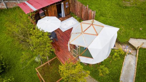 una vista aérea de una casa con sombrilla en Glamping Sant Sebastian, en Tuluá