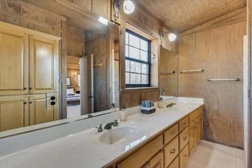 Ένα μπάνιο στο Spacious Ranch Style Home w Cinema Room