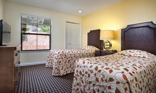 a hotel room with two beds and a window at WorldMark Angels Camp in Angels Camp