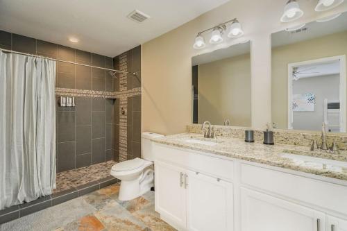 Ένα μπάνιο στο 4BD-3BA Chic Timeless Elegance - 15 Mins to DT