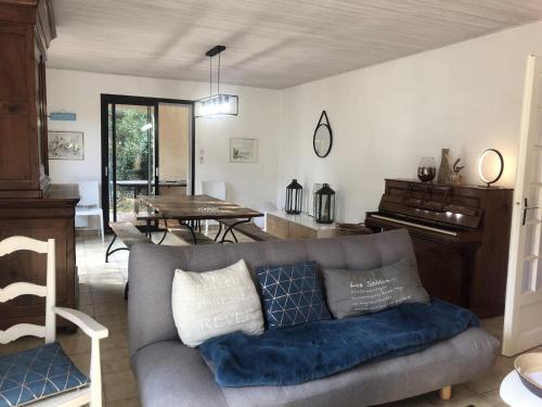 - un salon avec un canapé et un piano dans l'établissement VILLA LES HORTENSIAS - proche de la plage, à Jard-sur-Mer