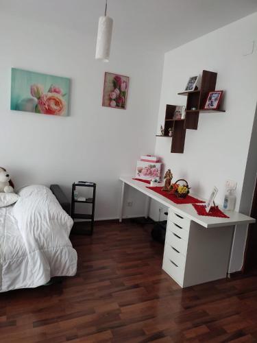 een slaapkamer met een wit bureau en een bed bij 1 room Apartment in Titan (Garsoniera) in Boekarest