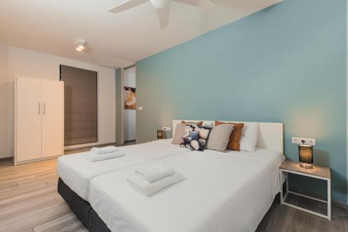 ein großes weißes Schlafzimmer mit einem großen weißen Bett in der Unterkunft Resort Bonaire in Kralendijk