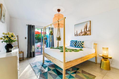 ein Schlafzimmer mit einem Bett in einem Zimmer in der Unterkunft Desert Pool House: Sun, Swim, Sip & Stay in Indio