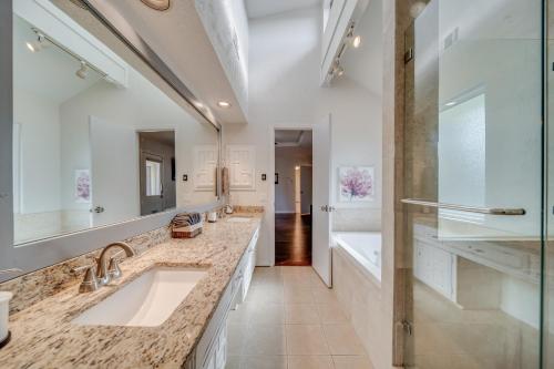 uma casa de banho com 2 lavatórios e um chuveiro em Ultimate Comfort Design Pool & Sun in Plano TX em Plano