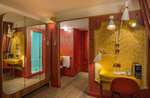 Idol Hotel tesisinde bir banyo