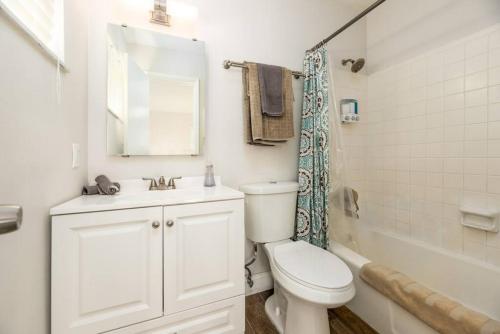 Un baño blanco con inodoro y lavabo. en The Guesthouse 1 - Wilton Manors, en Fort Lauderdale