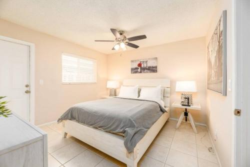 una camera con letto e ventilatore a soffitto di The Retreat 3 - Wilton Manors a Fort Lauderdale