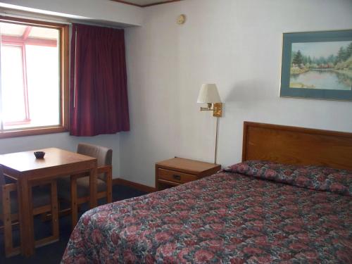 מיטה או מיטות בחדר ב-Alpine Lodge