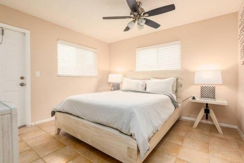 sypialnia z łóżkiem i wentylatorem sufitowym w obiekcie The Retreat 1 - Wilton Manors w mieście Fort Lauderdale