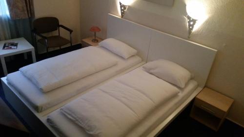 Letto o letti in una camera di Hotelgarni Frankfurt