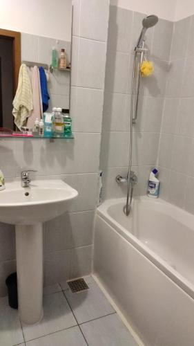 een badkamer met een wastafel, een bad, een toilet en een wastafel bij 1 room Apartment in Titan (Garsoniera) in Boekarest