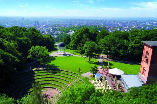 an amphitheater in a park with a view of a city at Ganze Wohnung Wiesbaden Stadtmitte 2 Zimmer Küche Bad mieten in Wiesbaden