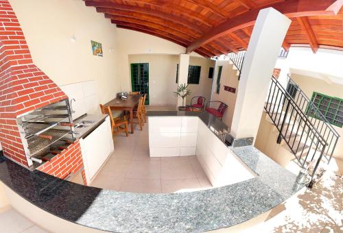 an open kitchen and dining room in a house at Apto com churrasq em Monte Castelo-Campo Grande MS in Campo Grande