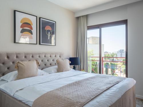 una camera con un grande letto e una grande finestra di Sanders Aqua Park Resort - Precious 3-Bedroom Holiday Home With Shared Pool a Limassol