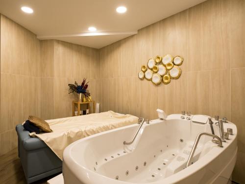 un bagno con una grande vasca in una stanza di Sanders Aqua Park Resort - Precious 3-Bedroom Holiday Home With Shared Pool a Limassol