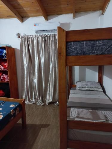 1 dormitorio con 2 literas y ventana en Apart lo de Vivi en Puerto Iguazú
