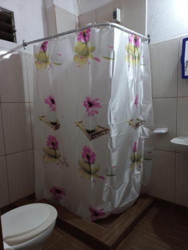 baño con cortina de ducha con flores en Apart lo de Vivi en Puerto Iguazú
