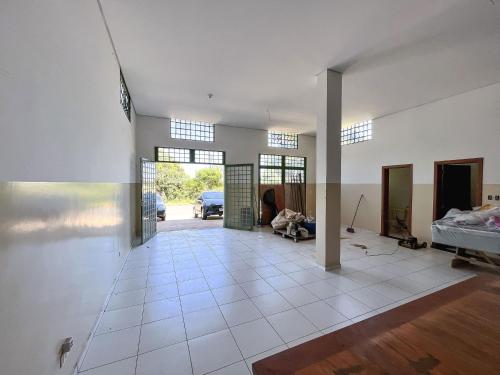 a large room with a white tile floor at Otimo apto c WiFi - Monte Castelo, Campo Grande MS in Campo Grande