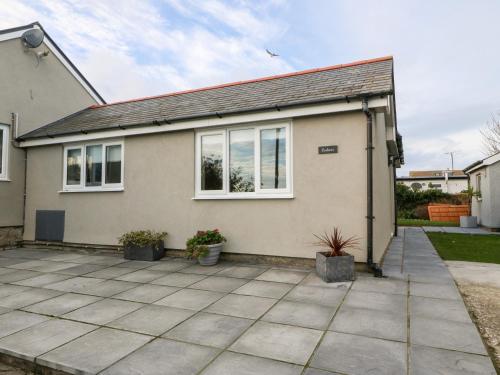 una casa con patio frente a ella en Cedars, en Holyhead