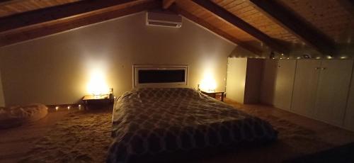 ein Schlafzimmer mit einem großen Bett in einem Zimmer in der Unterkunft Aria Guest House in Kalamákion