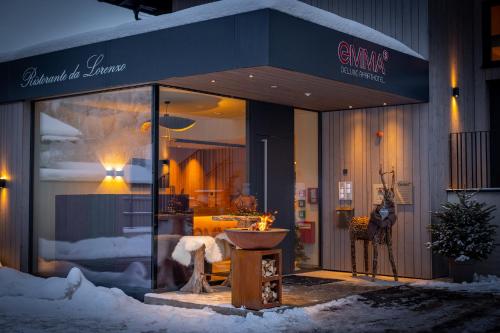 a store front of a store with snow on the ground at Emma Deluxe Aparthotel ganzjährig beheizter Außenpool in Piesendorf