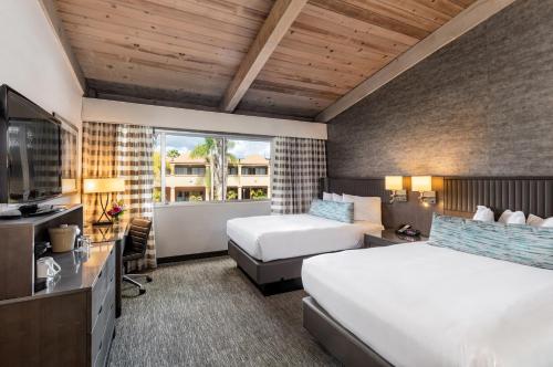 um quarto de hotel com duas camas e uma televisão em Handlery Hotel San Diego em San Diego