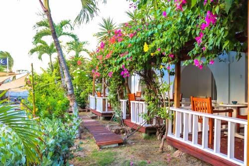 Ocean Point Beach Resort & Spa Adults Onlyにある庭