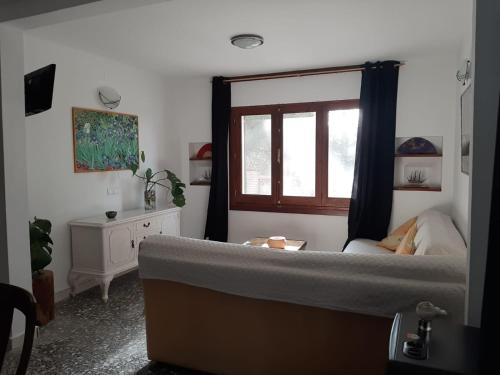 1 dormitorio con cama y ventana en Casa de montaña en plena naturaleza, jacuzzi, sauna y piscina, en Bisbal del Penedès