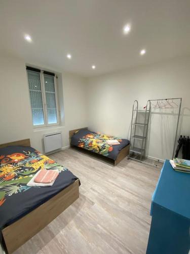 Cette chambre comprend 2 lits et une échelle. dans l'établissement Bel appartement avec jardin au coeur d'Etretat, à Étretat