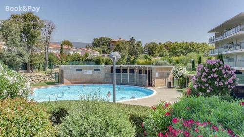 une piscine au milieu d'une cour dans l'établissement Les ALOUETTES studio avec terrasse, garage et piscine, à La Ciotat