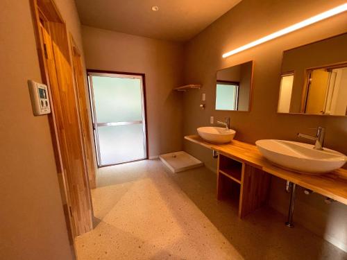 a bathroom with two sinks and a window at I,K,I HOUSE TSURUKIFURE - Vacation STAY 14773v in Iki