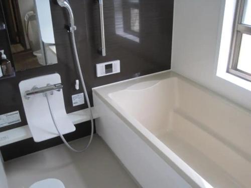 uma casa de banho com banheira e WC em Glamp House DAISEN Garden - Vacation STAY 97255v em Yonago