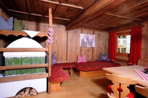 un soggiorno con divano e tavolo di Ferienchalet Kreuzlauhof MAY-101 a Schwendau