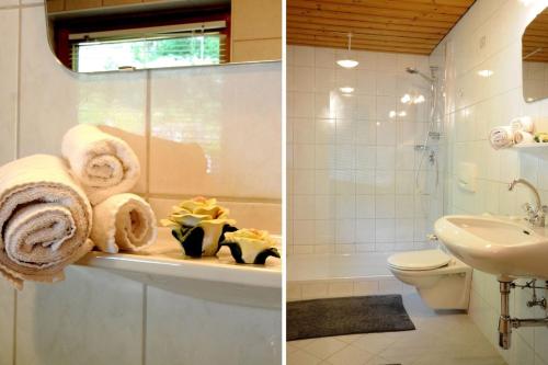 duas fotografias de uma casa de banho com toalhas na banheira em Ferienchalet Kreuzlauhof MAY-101 em Schwendau