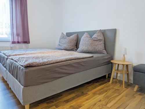1 dormitorio con 1 cama grande y suelo de madera en Ursula en Schneeberg