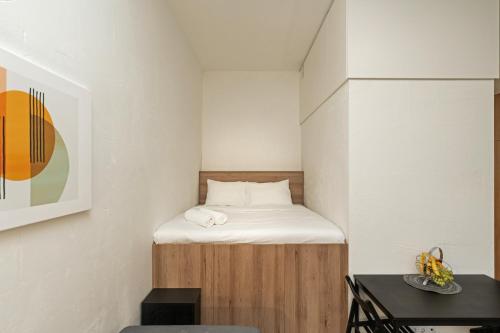 1 dormitorio pequeño con 1 cama en una habitación en Air Apartment 107, en Vilna