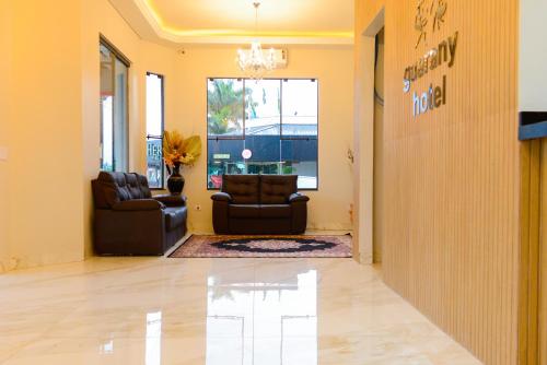 a lobby with two chairs and a waiting room at GUARANY HOTEL PONTA PORÃ in Ponta Porã