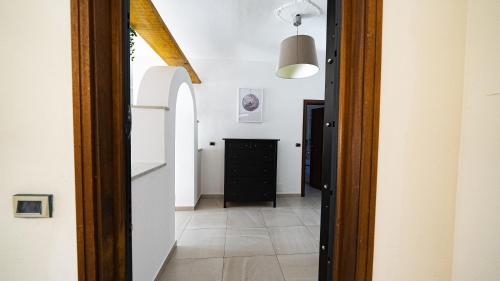 einen Flur mit einer Tür, die in ein Zimmer führt in der Unterkunft DORA Rooms and terrace, Parco Dora in Turin