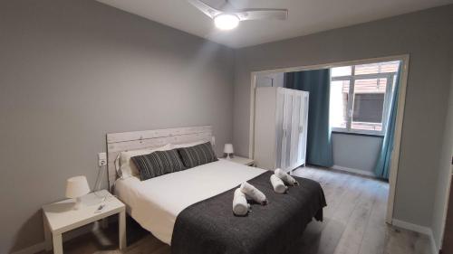 Un dormitorio con una cama con dos ositos de peluche. en SUITEDREAMS-Avet 21, en Andorra la Vella