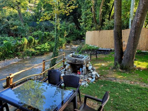 una mesa y sillas en un patio trasero con una hoguera en Taş_suit en Kartepe