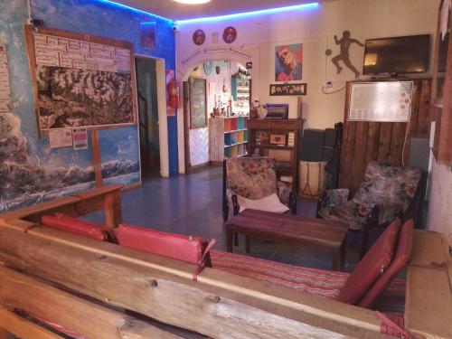 - une vue sur une église avec un banc et des chaises dans l'établissement Hostel "La Casita Naranja", à El Bolsón