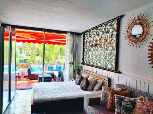 Postel nebo postele na pokoji v ubytování Tropical garden view with pool