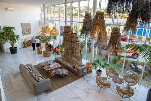 a lobby with a couch and tables and chairs at SYRAH Premium B2 - Vistas al Parque by depptö in Punta del Este
