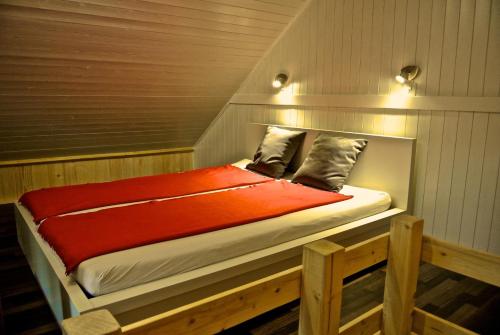 uma cama num pequeno quarto com uma plataforma de madeira em Le Joly Chalet em Saint-Imier